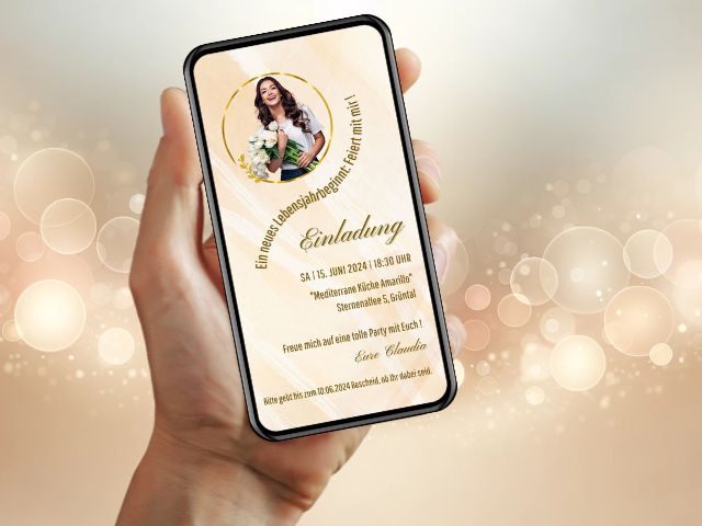 Digitale Geburtstagseinladung Boho minimalistisch mit warmen Boho-Farbtönen, Porträtbild und animiertem Text - optimiert fürs Smartphone